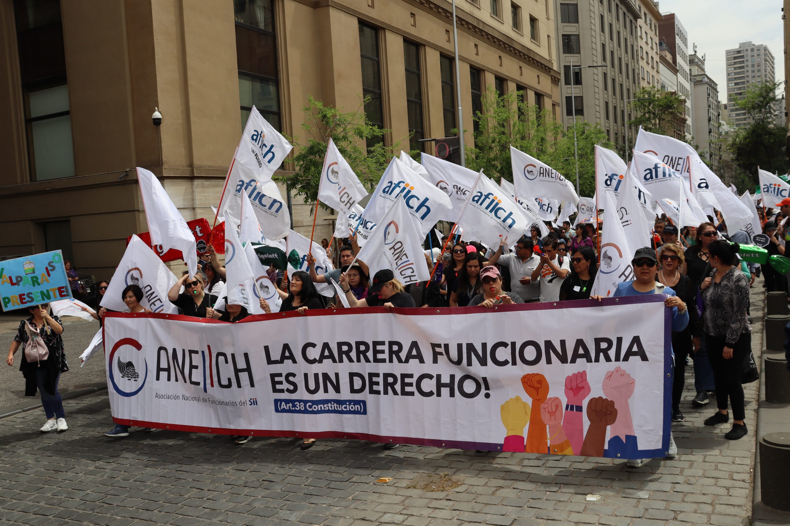 Movilización de funcionarios del SII se profundiza: Trabajadores se toman oficinas de Santiago, Valdivia y Santa Cruz