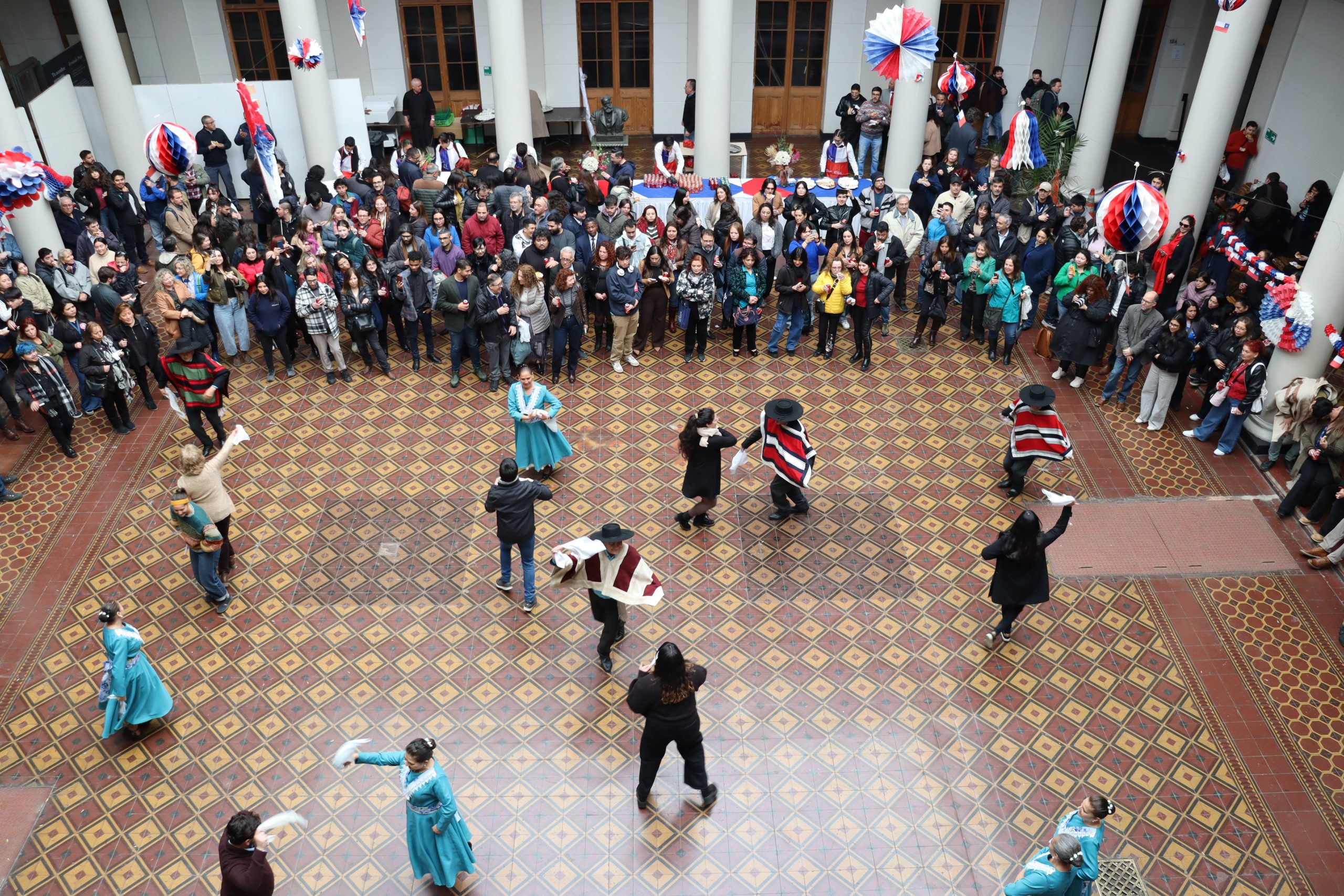 Grupo Folclórico ANEF en celebración de instalación de la Universidad de Chile